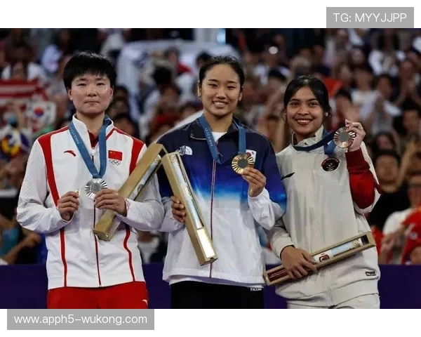 何冰娇这生活真绝了，赛场上铁血女战神，下了场秒变奶茶店常客？