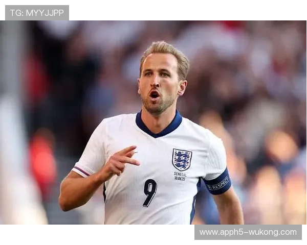 哈里·凯恩家里装修得像个豪宅，这球星下场后倒像邻家大叔了