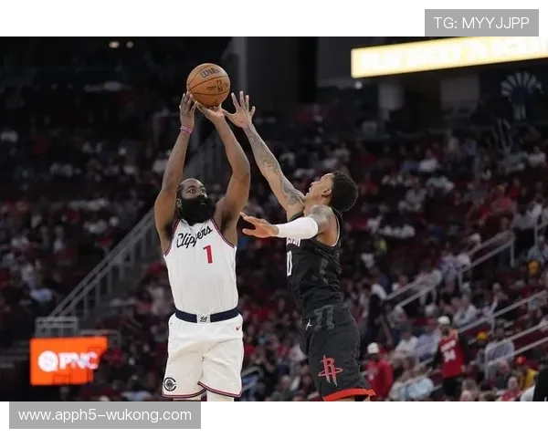 哈登利用挡拆拉开空间提升三分效率，稳坐火箭核心组织者位置